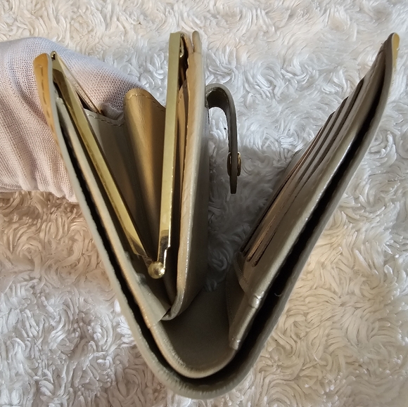 Louis Vuitton Monogrammed Gold Vernis Bifold Wallet Authentic Preloved - Picture 8 of 16